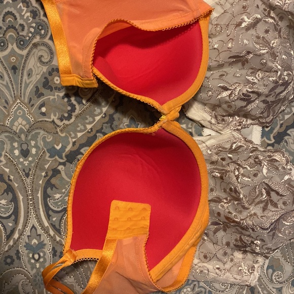 Two Bras both are 42D. Excellent to new condition - Picture 3 of 5